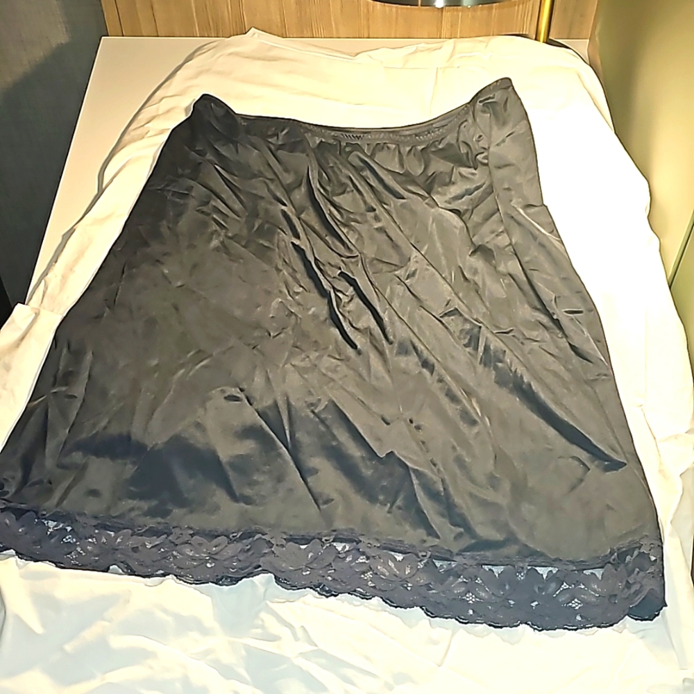 Lorraine Vintage Chemise Nylon Half Slip Black/blue w/lace trim Size Large VGUC